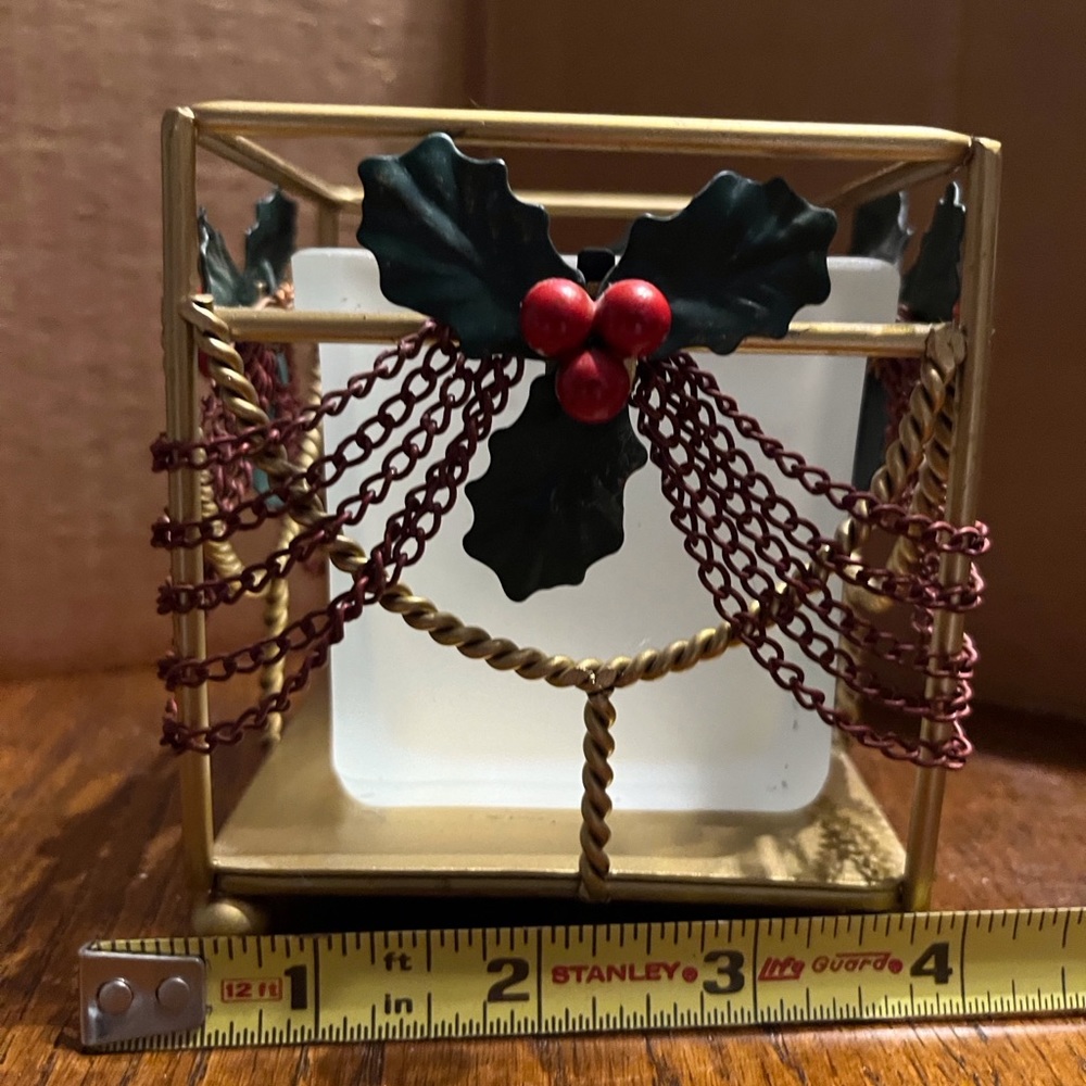 Candle holder with Holly & Chain accents